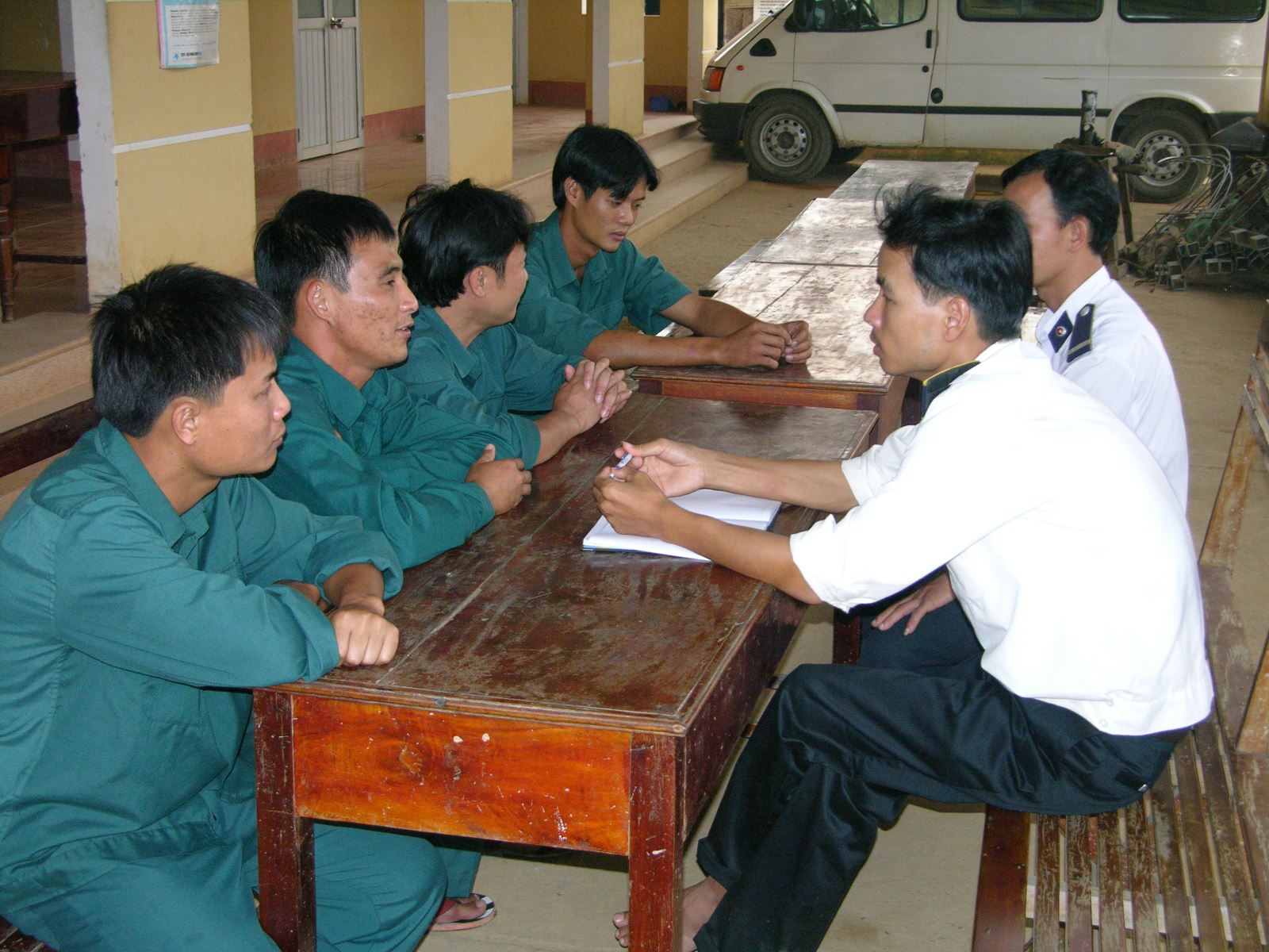 Cán bộ quản lý đang tư vấn cho học viên tại cơ sở cai nghiện ma túy tỉnh Phú Thọ